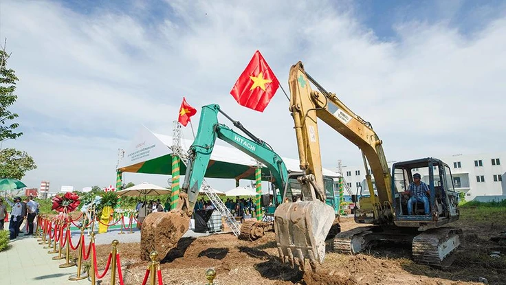 Lễ khởi công dự án nhà ở xã hội theo mô hình của Singapore và phối cảnh dự án khi hoàn thành. Ảnh: KIÊN CƯỜNG