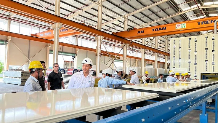 Miền Bắc có hơn 30 doanh nghiệp đầu tư dây chuyền sản xuất tấm panel. Ảnh: Q.HUY