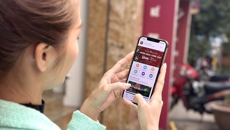 Rất nhiều dịch vụ du lịch như đặt phòng, đặt món ăn, các hình thức giải trí được thực hiện thông qua app trực tuyến. Ảnh: T.UYÊN