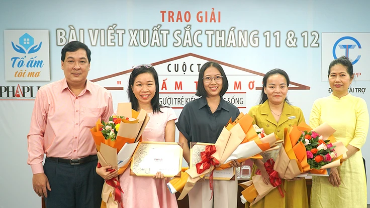 Các tác giả đoạt giải Bài viết xuất sắc nhất tháng 11 và 12-2022 chụp ảnh cùng ban tổ chức cuộc thi. Ảnh: HT