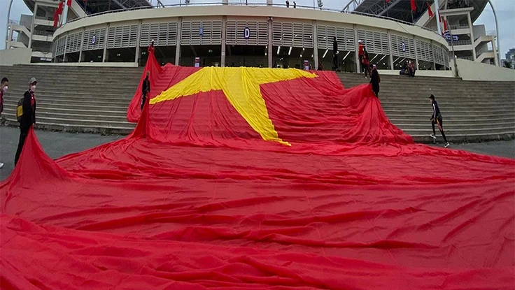 Chuyển đại kỳ vào khán đài D cổ vũ đội tuyển có chiến thắng lịch sử ngay ngày mùng 1 tết 2022. Ảnh: VGS