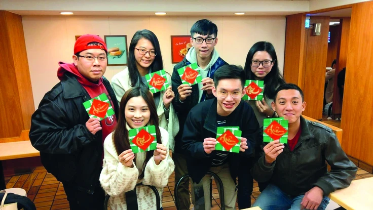 Anh Huân (ngoài cùng bên phải) trong một tiết học với chị Thu Hằng. Ảnh: NVCC