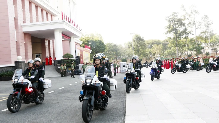 Sáng 12-12-2025, Công an TP.HCM tổ chức lễ ra quân thực hiện cao điểm phòng ngừa, phát hiện, ngăn chặn và trấn áp tội phạm, bảo đảm an ninh trật tự dịp Tết Nguyên đán Bính Ngọ 2026. Ảnh: L.ÁNH