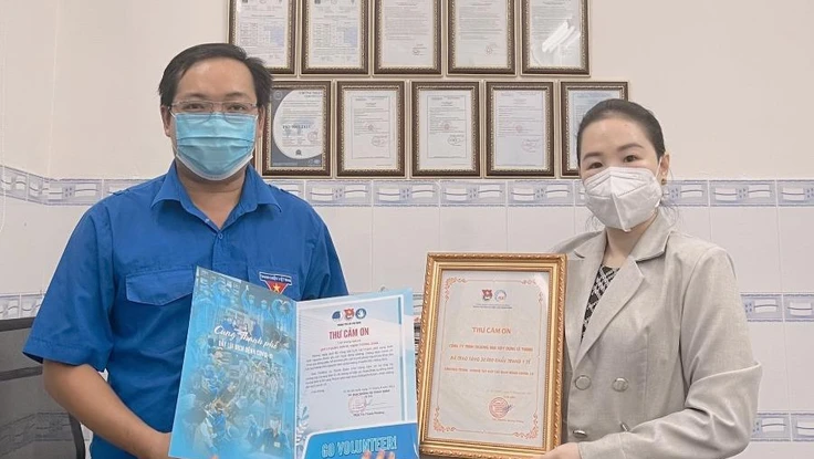Lê Thành tặng hàng ngàn phần quà cho 2 khu phố bị phong tỏa ở quận Bình Tân