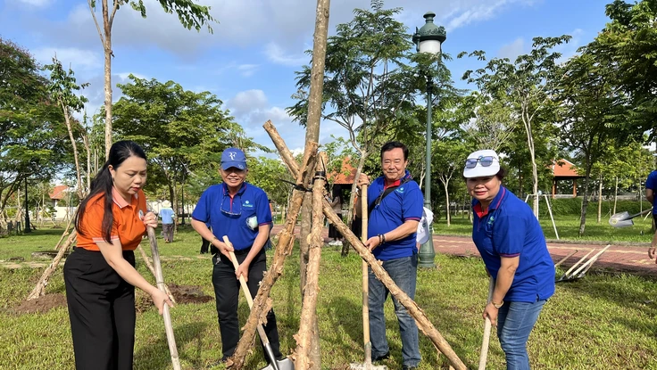Kiều bào TP.HCM tham gia trồng cây dịp 135 năm ngày sinh Bác Hồ