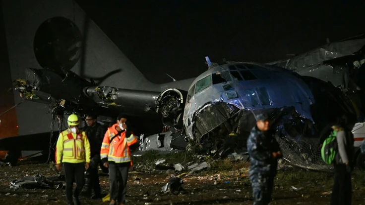 Máy bay chở tiền trượt đường băng đâm ra đại lộ, 15 người chết, dân đổ xô nhặt tiền