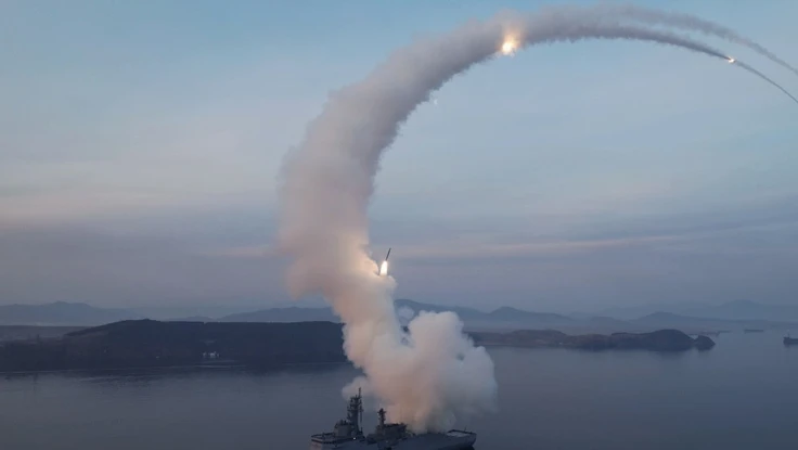 CHÙM ẢNH: Ông Kim Jong-un và con gái quan sát tàu khu trục Choe Hyon bắn tên lửa hành trình chiến lược 