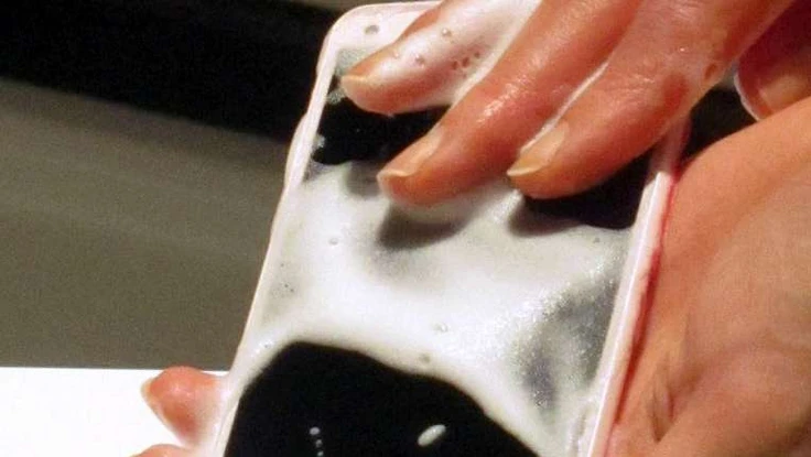 Khó tin: Điện thoại thông minh được rửa sạch bằng... xà phòng