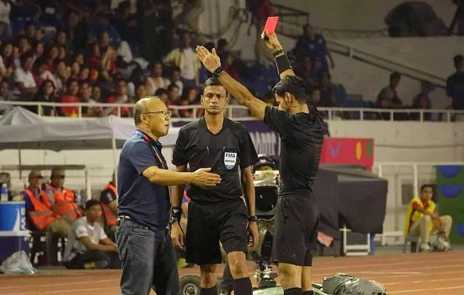 Trọng tài rút thẻ đỏ phạt ông Park đúng hay sai luật?