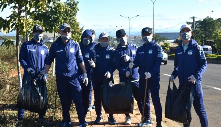 Cầu thủ HA Gia Lai dọn rác ở Hàm Rồng, phòng dịch COVID-19