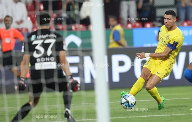 Hành động khác lạ của Ronaldo sau khi có bàn thắng thứ 965 