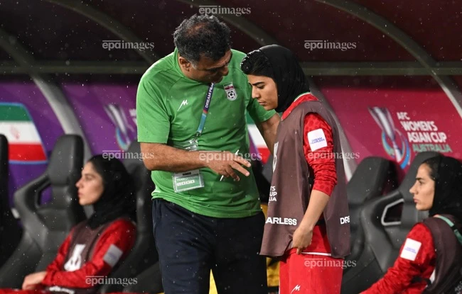 Bi kịch nữ tuyển thủ Iran bật khóc, từ chối lên máy bay để xin tị nạn Úc