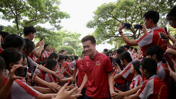 Tuyển thủ Hoàng Đức và dàn sao Việt tiếp sức giấc mơ học sinh nghèo