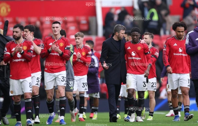 Man United gây sốc khi mua cùng lúc 9 cầu thủ