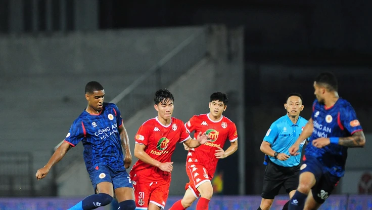 “Vua mới” V-League và những cuộc chiến sinh tử