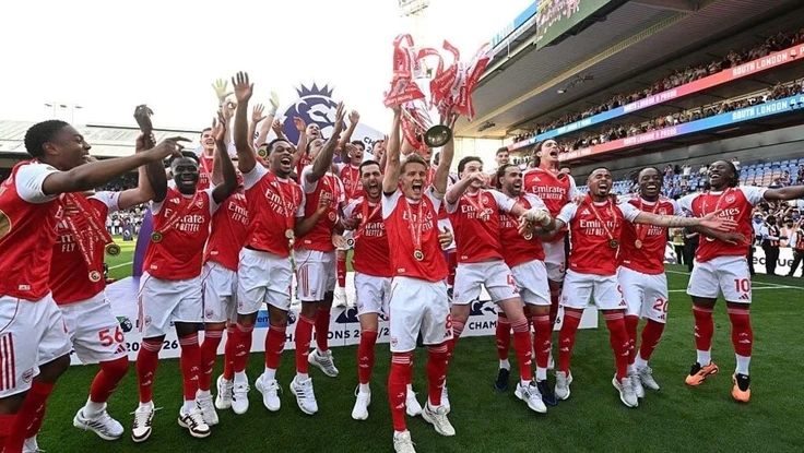 Arsenal lên đỉnh Ngoại hạng Anh, chờ đại phá Champions League