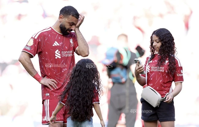 Salah òa khóc ngày rời Liverpool sau 9 năm huyền thoại