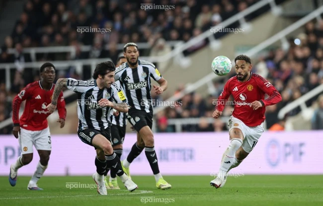 MU kích hoạt bom tấn, Old Trafford thay máu dữ dội