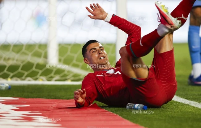Kỳ lạ đồng đội dọn cỗ liên tục, Ronaldo vẫn không ăn