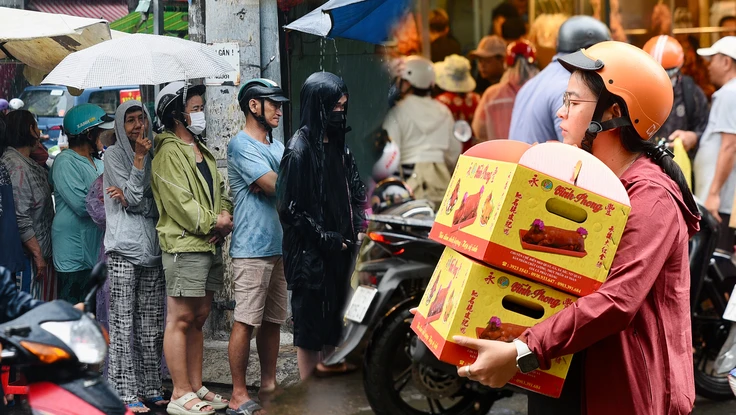 heo quay, Thần tài, vịt quay-heo quay- vía Thần tài - PLO- TP.HCm - người dân-xếp hàng-mưa