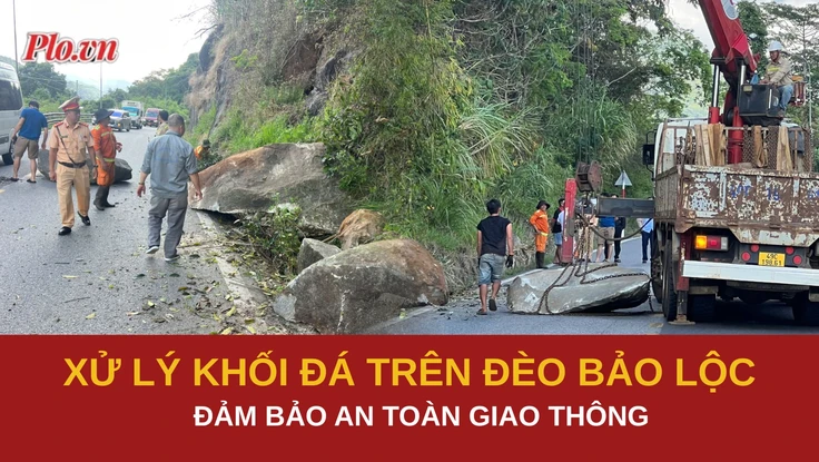 CSGT xử lý khối đá nằm chênh vênh trên đèo Bảo Lộc, ngăn nguy cơ rơi xuống Quốc lộ 20