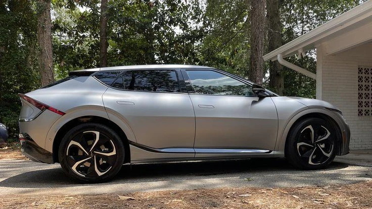 Chiếc ô tô này có thể thể sạc cho các loại xe điện khác