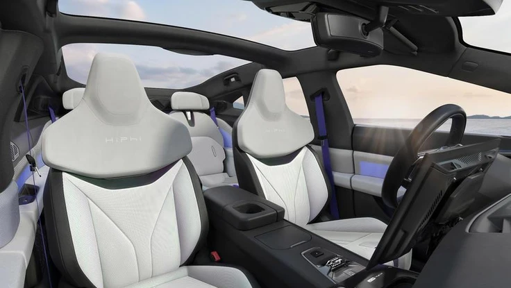 Ra mắt xe ô tô lớn chạy điện, có cánh tay robot điều khiển