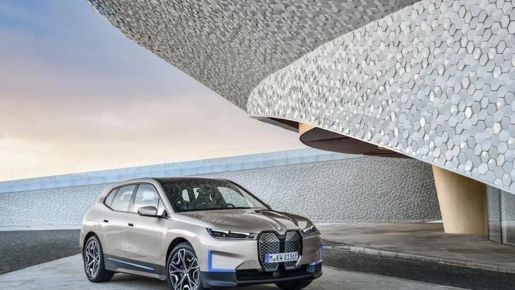 BMW có thể sạc pin ô tô thông qua cửa sổ trời, kính chắn gió và cửa sổ bên