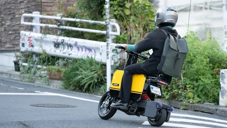 Độc đáo chiếc xe đạp điện nhìn như vali phù hợp chạy nơi chật hẹp