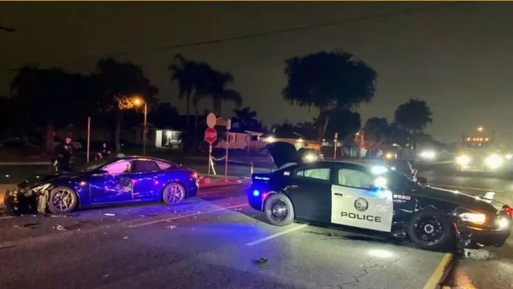 Xe Tesla Model S ở chế độ ‘tự lái’ đâm vào xe cảnh sát 