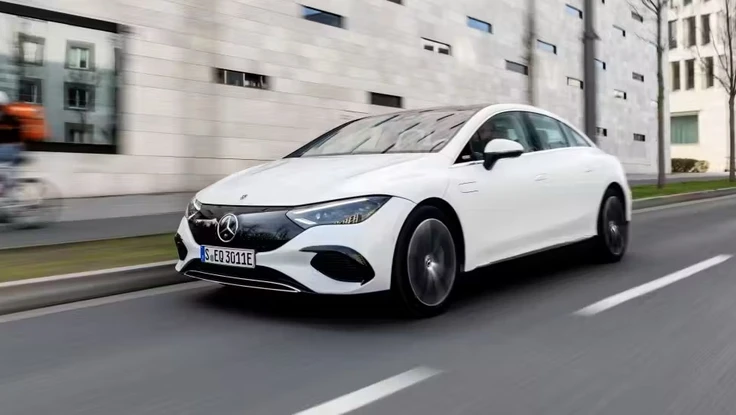 Ô tô Mercedes-Benz EQE phát nổ trong bãi đỗ xe khiến 23 người phải nhập viện