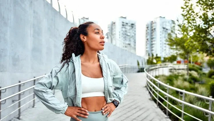 Cách xây dựng cơ bụng săn chắc với 7 bài tập đứng đơn giản