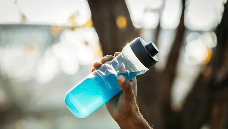 Tác hại khi uống quá nhiều chất điện giải và cách bù nước đúng cách