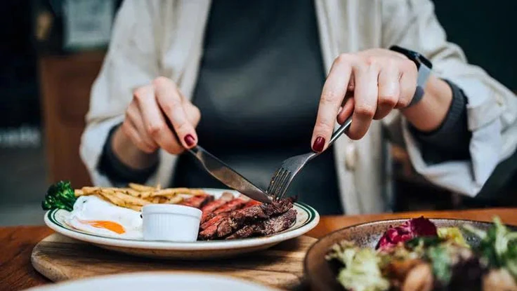 Nên ăn tối lúc mấy giờ để tốt cho sức khỏe?