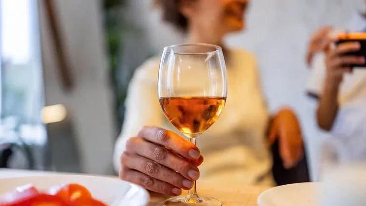 Vì sao uống rượu có thể khiến đường huyết của bạn tăng giảm bất thường?