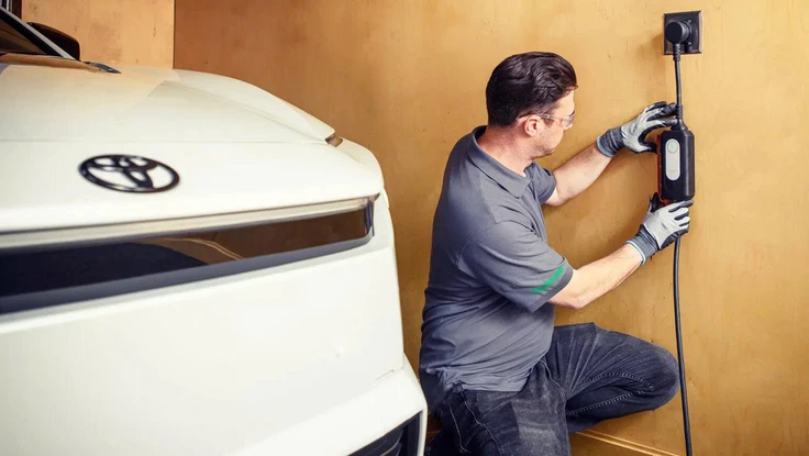 Toyota rút ngắn thời gian lắp bộ sạc xe điện tại nhà xuống còn 48 giờ