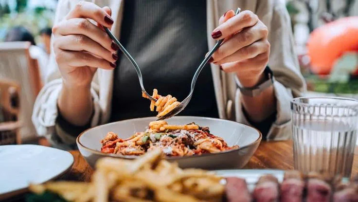 Ngừng ăn trước khi đi ngủ 3 tiếng giúp hạ huyết áp và đường huyết hiệu quả