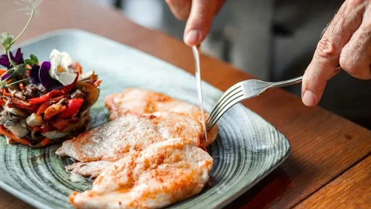 Vì sao nhu cầu protein tăng lên khi con người già đi?