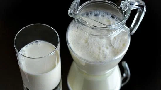 Có nên uống sữa ấm trước khi đi ngủ để ngủ ngon hơn?