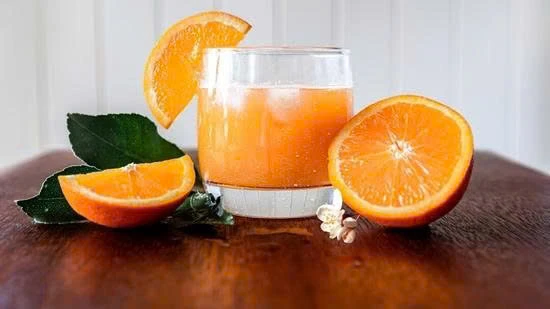 Có nên uống nước cam vào buổi sáng khi bụng đói?