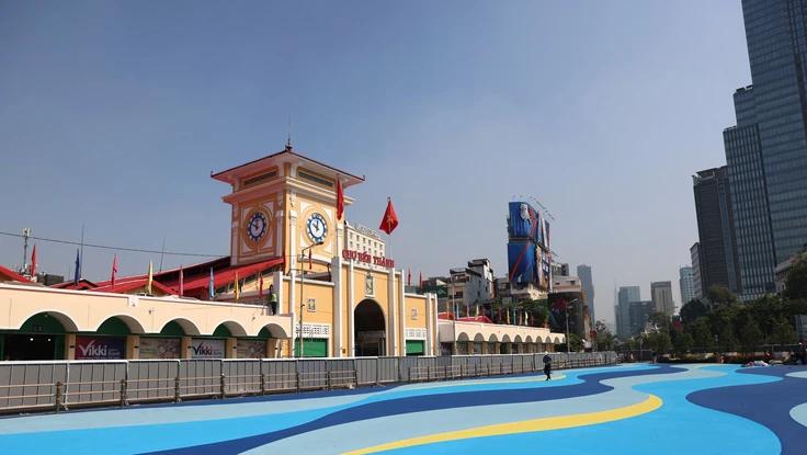 Ý nghĩa họa tiết sóng nước nổi bật trước chợ Bến Thành