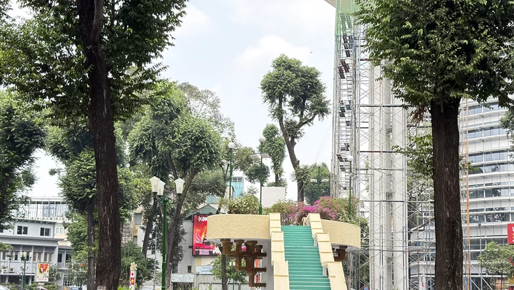 Xuyên trưa tô điểm cho hồ Con Rùa ở TP.HCM