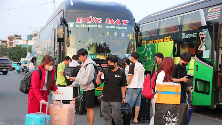 20 Tết, người dân TP.HCM nhộn nhịp về quê ăn Tết