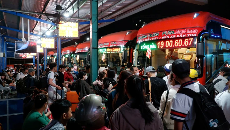 Hàng ngàn người dân xuyên đêm chờ xe để rời TP.HCM về quê đón Tết