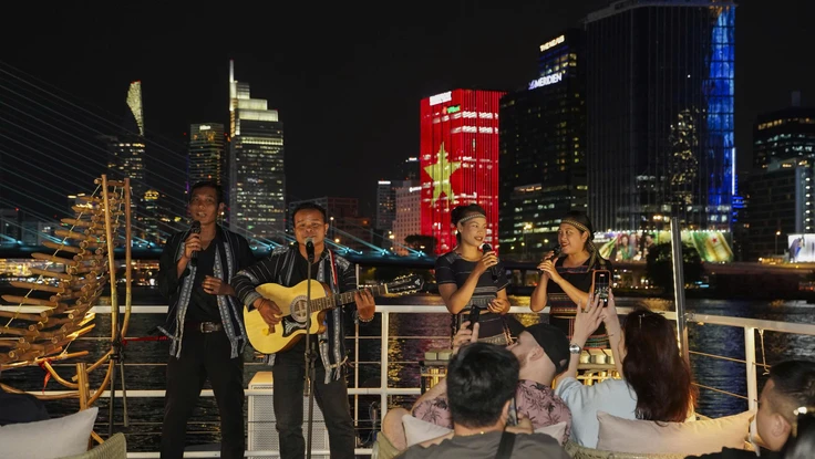 Tết này người dân TP.HCM có thể thưởng thức âm vang di sản Cồng chiêng ngay trên tàu du lịch