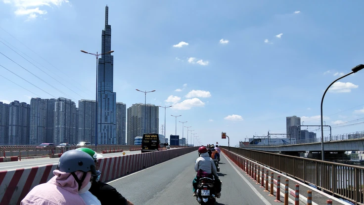 Ngày đầu năm mới, đường sá TP.HCM 'sống chậm', thông thoáng hơn 