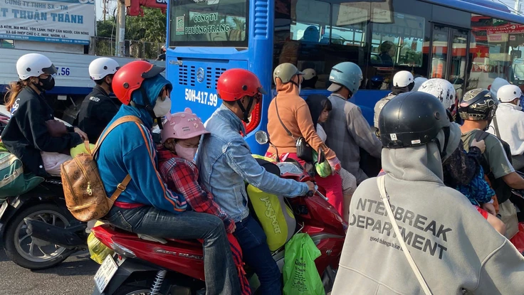 Người dân lỉnh kỉnh đồ đạc trở lại TP.HCM