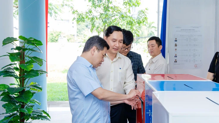 Phó Chủ tịch HĐND TP.HCM Nguyễn Văn Dũng kiểm tra công tác bầu cử tại Thủ Đức