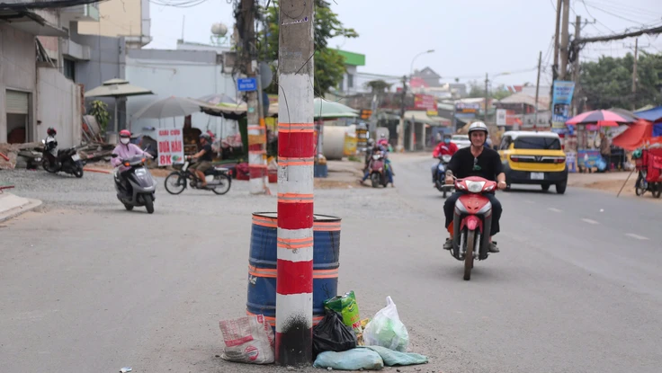 TP.HCM: Sơn cảnh báo trên trụ điện nằm giữa đường Nguyễn Thị Định