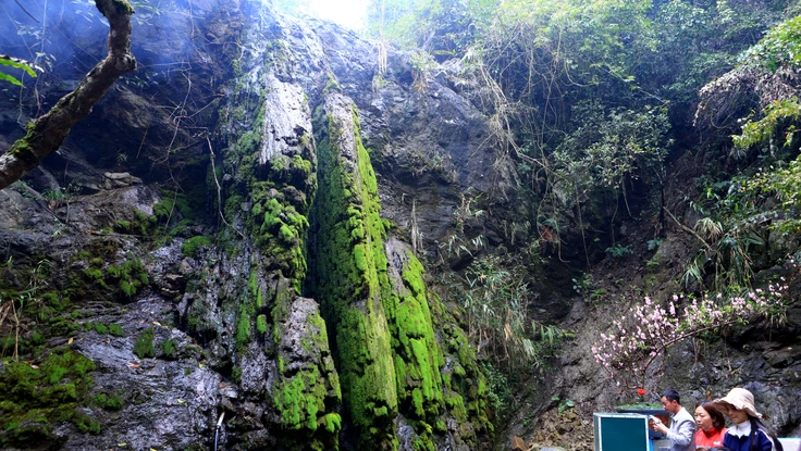 Hàng chục ngàn du khách xin 'nước thánh' cầu may ở con suối nhỏ Phủ Na